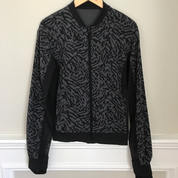 Lululemon Noir Jacket Sz 8 Lightweight, Thumbholes, Mesh, Black Animal Print - Picture 3 of 14
